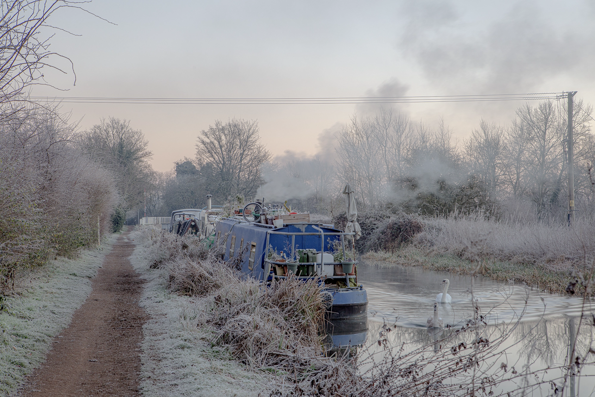 Autumn Photography sunset over the Kennet and Avon Canal with a narrowboat, old stone bridge, and photographers, featuring text: "10 Epic Ways to Supercharge Your Autumn Photography Adventure Along the Kennet and Avon Canal"